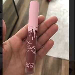 KYLIE JENNER TWENTY MATTE LIQUID LIPSTICK KYLIE JENNER TWENTY MATTE LIQUID LIPSTICK